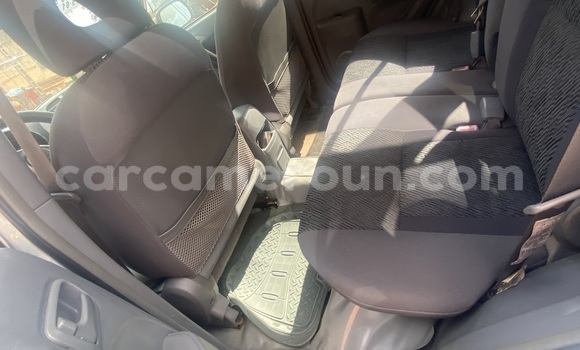 Sayi Sabo Toyota RAV4 Azurfa Mota in Yaounde a Babban Kamaru Sayi Sabo Toyota RAV4 Azurfa Mota in Yaounde a Babban Kamaru