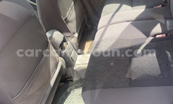 Sayi Sabo Toyota RAV4 Azurfa Mota in Yaounde a Babban Kamaru Sayi Sabo Toyota RAV4 Azurfa Mota in Yaounde a Babban Kamaru