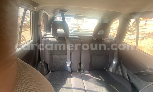 Sayi Sabo Toyota RAV4 Azurfa Mota in Yaounde a Babban Kamaru Sayi Sabo Toyota RAV4 Azurfa Mota in Yaounde a Babban Kamaru