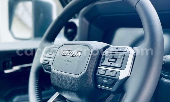 Sayi Sabo Toyota Land Cruiser White Mota in Douala a Ƙasar Kamaru Sayi Sabo Toyota Land Cruiser White Mota in Douala a Ƙasar Kamaru