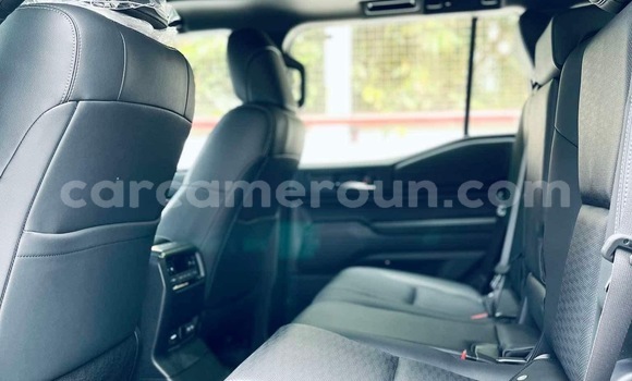 Sayi Sabo Toyota Land Cruiser White Mota in Douala a Ƙasar Kamaru Sayi Sabo Toyota Land Cruiser White Mota in Douala a Ƙasar Kamaru