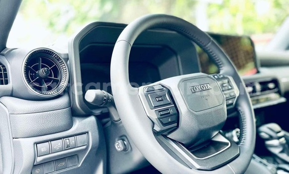 Sayi Sabo Toyota Land Cruiser White Mota in Douala a Ƙasar Kamaru Sayi Sabo Toyota Land Cruiser White Mota in Douala a Ƙasar Kamaru