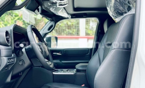 Sayi Sabo Toyota Land Cruiser White Mota in Douala a Ƙasar Kamaru Sayi Sabo Toyota Land Cruiser White Mota in Douala a Ƙasar Kamaru