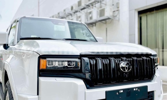Sayi Sabo Toyota Land Cruiser White Mota in Douala a Ƙasar Kamaru Sayi Sabo Toyota Land Cruiser White Mota in Douala a Ƙasar Kamaru