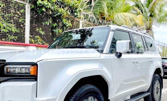 Sayi Sabo Toyota Land Cruiser White Mota in Douala a Ƙasar Kamaru Sayi Sabo Toyota Land Cruiser White Mota in Douala a Ƙasar Kamaru