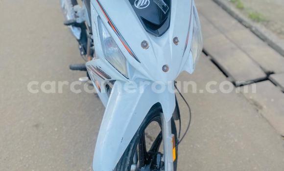 Sayi Na hannu Haojue Lucky White Motsi in Douala a Ƙasar Kamaru