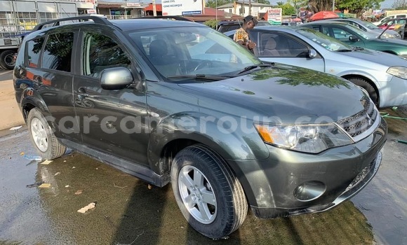 Sayi Imported Mitsubishi Outlander Sauran Mota in Douala a Ƙasar Kamaru