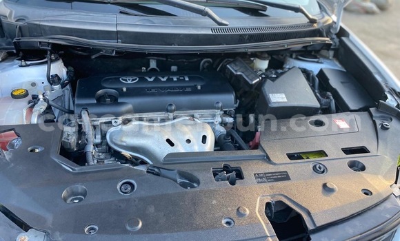 Sayi Sabo Toyota Blade White Mota in Douala a Ƙasar Kamaru Sayi Sabo Toyota Blade White Mota in Douala a Ƙasar Kamaru