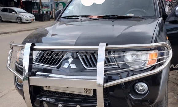 Sayi Sabo Mitsubishi L200 Black Mota in Douala a Ƙasar Kamaru