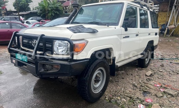 Buy Used Toyota Land Cruiser White Car in Douala in Littoral Cameroon