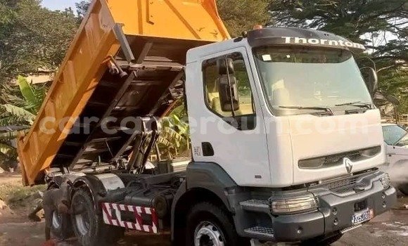 Sayi Na hannu Renault 30 White Mota in Yaounde a Babban Kamaru Sayi Na hannu Renault 30 White Mota in Yaounde a Babban Kamaru