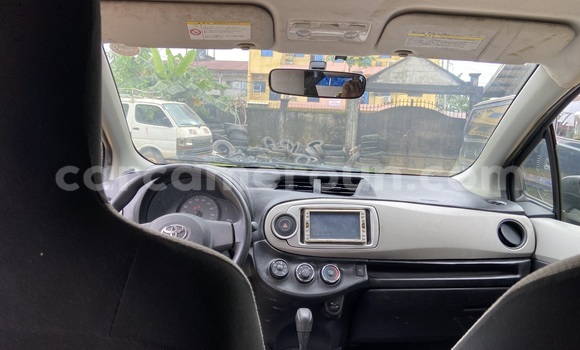 Sayi Imported Toyota Vitz Blue Mota in Douala a Ƙasar Kamaru Sayi Imported Toyota Vitz Blue Mota in Douala a Ƙasar Kamaru