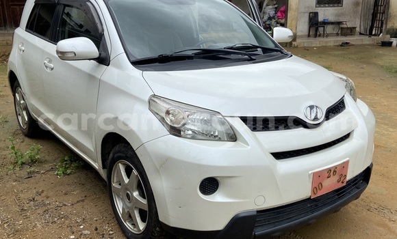 Sayi Imported Toyota IST White Mota in Douala a Ƙasar Kamaru