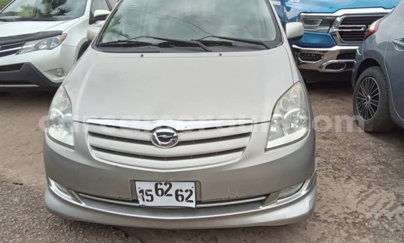 Sayi Sabo Toyota Spacio Azurfa Mota in Yaounde a Babban Kamaru