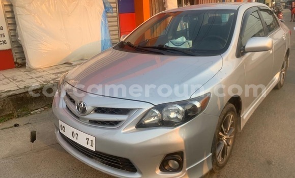 Sayi Na hannu Toyota Corolla Azurfa Mota in Douala a Ƙasar Kamaru
