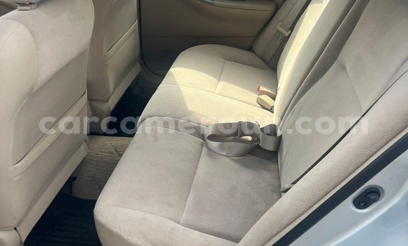 Sayi Na hannu Toyota Runx Azurfa Mota in Douala a Ƙasar Kamaru Sayi Na hannu Toyota Runx Azurfa Mota in Douala a Ƙasar Kamaru