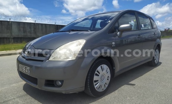 Sayi Na hannu Toyota Corolla Verso Azurfa Mota in Douala a Ƙasar Kamaru