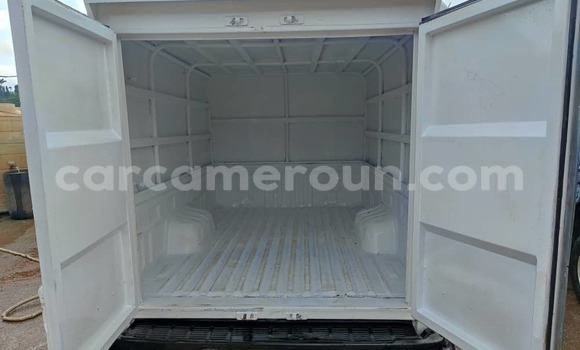 Sayi Na hannu Toyota Hilux White Mota in Yaounde a Babban Kamaru Sayi Na hannu Toyota Hilux White Mota in Yaounde a Babban Kamaru