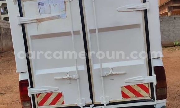 Sayi Na hannu Toyota Hilux White Mota in Yaounde a Babban Kamaru Sayi Na hannu Toyota Hilux White Mota in Yaounde a Babban Kamaru