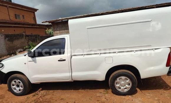 Sayi Na hannu Toyota Hilux White Mota in Yaounde a Babban Kamaru Sayi Na hannu Toyota Hilux White Mota in Yaounde a Babban Kamaru