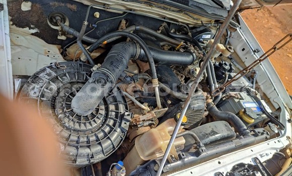 Sayi Na hannu Toyota Hilux White Mota in Yaounde a Babban Kamaru Sayi Na hannu Toyota Hilux White Mota in Yaounde a Babban Kamaru