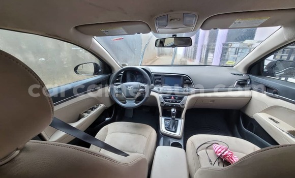 Sayi Na hannu Hyundai Elantra Black Mota in Yaounde a Babban Kamaru Sayi Na hannu Hyundai Elantra Black Mota in Yaounde a Babban Kamaru