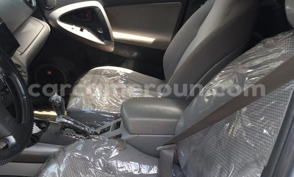 Sayi Na hannu Toyota RAV4 Azurfa Mota in Douala a Ƙasar Kamaru Sayi Na hannu Toyota RAV4 Azurfa Mota in Douala a Ƙasar Kamaru