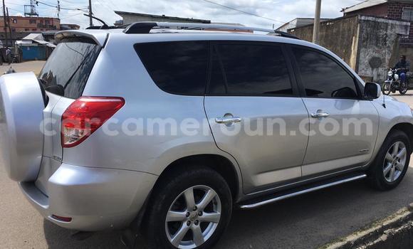 Sayi Na hannu Toyota RAV4 Azurfa Mota in Douala a Ƙasar Kamaru Sayi Na hannu Toyota RAV4 Azurfa Mota in Douala a Ƙasar Kamaru