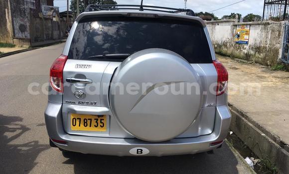 Sayi Na hannu Toyota RAV4 Azurfa Mota in Douala a Ƙasar Kamaru Sayi Na hannu Toyota RAV4 Azurfa Mota in Douala a Ƙasar Kamaru