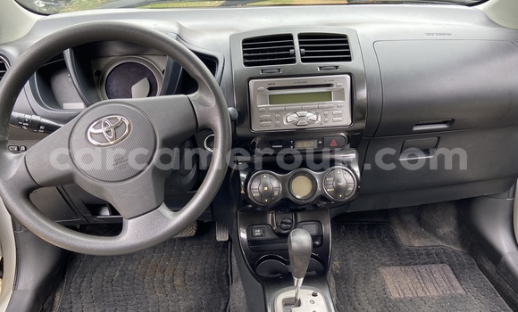 Sayi Imported Toyota IST White Mota in Douala a Ƙasar Kamaru Sayi Imported Toyota IST White Mota in Douala a Ƙasar Kamaru