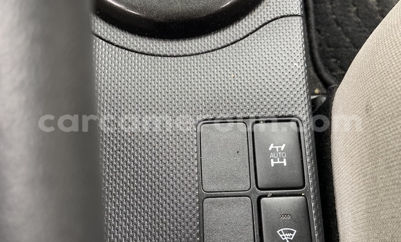 Sayi Imported Toyota IST White Mota in Douala a Ƙasar Kamaru Sayi Imported Toyota IST White Mota in Douala a Ƙasar Kamaru