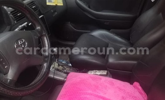 Sayi Na hannu Toyota Avensis White Mota in Douala a Ƙasar Kamaru