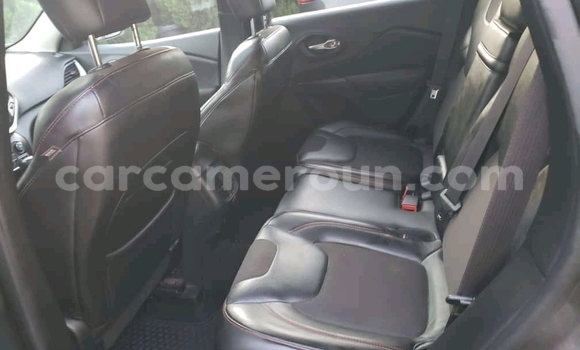 Sayi Imported Jeep Cherokee Azurfa Mota in Douala a Ƙasar Kamaru Sayi Imported Jeep Cherokee Azurfa Mota in Douala a Ƙasar Kamaru