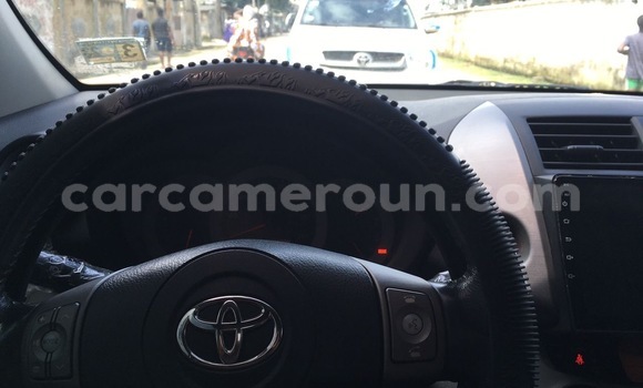 Sayi Imported Toyota RAV4 Azurfa Mota in Douala a Ƙasar Kamaru Sayi Imported Toyota RAV4 Azurfa Mota in Douala a Ƙasar Kamaru