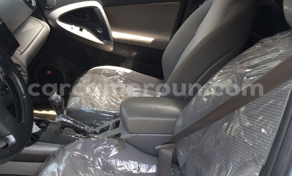 Sayi Imported Toyota RAV4 Azurfa Mota in Douala a Ƙasar Kamaru Sayi Imported Toyota RAV4 Azurfa Mota in Douala a Ƙasar Kamaru