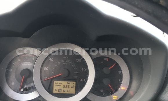 Sayi Imported Toyota RAV4 Azurfa Mota in Douala a Ƙasar Kamaru Sayi Imported Toyota RAV4 Azurfa Mota in Douala a Ƙasar Kamaru
