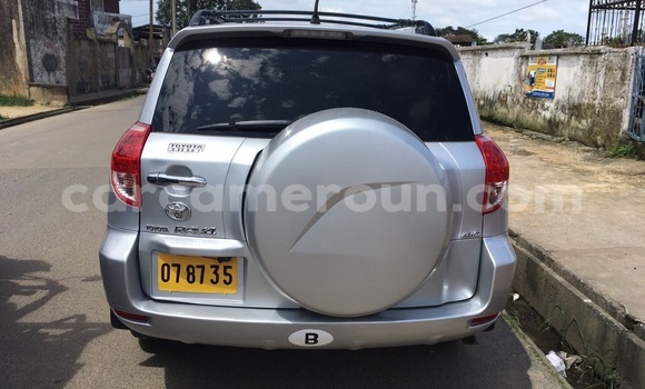 Sayi Imported Toyota RAV4 Azurfa Mota in Douala a Ƙasar Kamaru Sayi Imported Toyota RAV4 Azurfa Mota in Douala a Ƙasar Kamaru