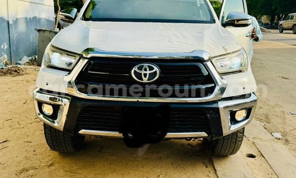 Sayi Na hannu Toyota Hilux White Mota in Douala a Ƙasar Kamaru