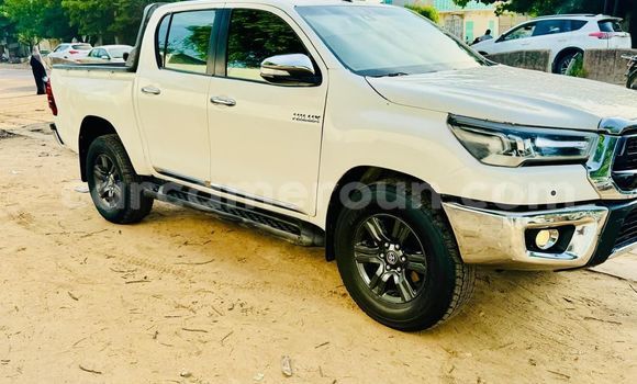 Sayi Na hannu Toyota Hilux White Mota in Douala a Ƙasar Kamaru Sayi Na hannu Toyota Hilux White Mota in Douala a Ƙasar Kamaru