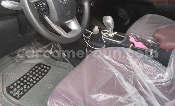 Sayi Na hannu Toyota Hilux White Mota in Douala a Ƙasar Kamaru Sayi Na hannu Toyota Hilux White Mota in Douala a Ƙasar Kamaru