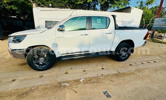 Sayi Na hannu Toyota Hilux White Mota in Douala a Ƙasar Kamaru Sayi Na hannu Toyota Hilux White Mota in Douala a Ƙasar Kamaru