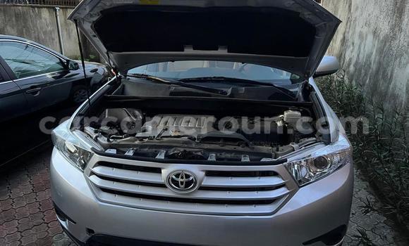 Sayi Na hannu Toyota Highlander White Mota in Douala a Ƙasar Kamaru Sayi Na hannu Toyota Highlander White Mota in Douala a Ƙasar Kamaru