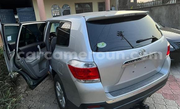 Sayi Na hannu Toyota Highlander White Mota in Douala a Ƙasar Kamaru Sayi Na hannu Toyota Highlander White Mota in Douala a Ƙasar Kamaru