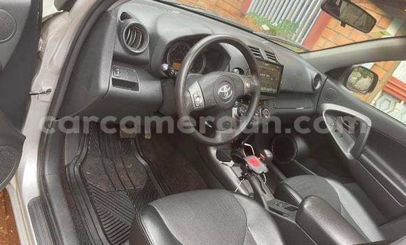 Sayi Na hannu Toyota RAV4 Azurfa Mota in Douala a Ƙasar Kamaru Sayi Na hannu Toyota RAV4 Azurfa Mota in Douala a Ƙasar Kamaru