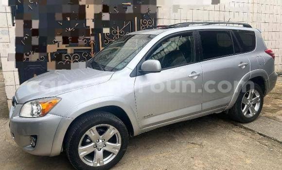 Sayi Na hannu Toyota RAV4 Azurfa Mota in Douala a Ƙasar Kamaru Sayi Na hannu Toyota RAV4 Azurfa Mota in Douala a Ƙasar Kamaru