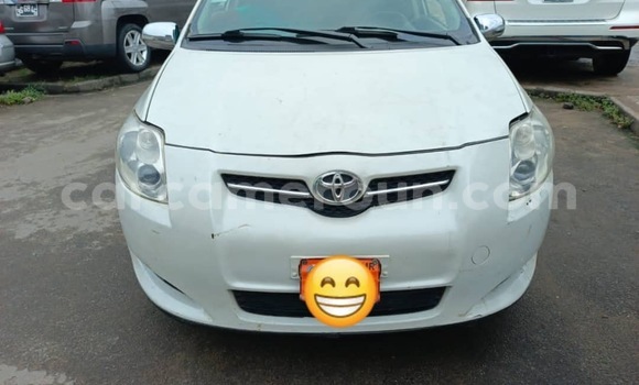 Sayi Na hannu Toyota Auris White Mota in Douala a Ƙasar Kamaru