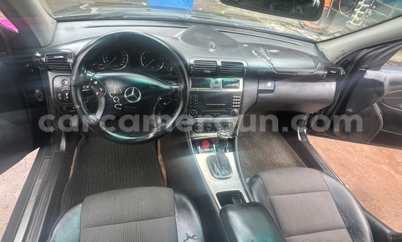 Sayi Na hannu Mercedes‒Benz C–Class Black Mota in Douala a Ƙasar Kamaru Sayi Na hannu Mercedes‒Benz C–Class Black Mota in Douala a Ƙasar Kamaru