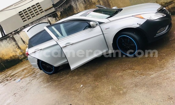 Sayi Na hannu Hyundai Sonata Azurfa Mota in Douala a Ƙasar Kamaru