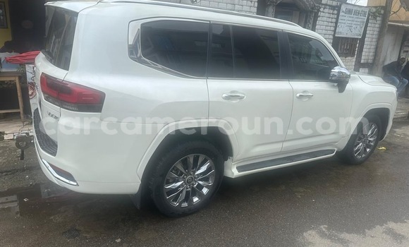 Sayi Sabo Toyota Land Cruiser White Mota in Douala a Ƙasar Kamaru Sayi Sabo Toyota Land Cruiser White Mota in Douala a Ƙasar Kamaru