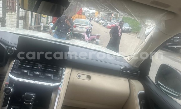 Sayi Sabo Toyota Land Cruiser White Mota in Douala a Ƙasar Kamaru Sayi Sabo Toyota Land Cruiser White Mota in Douala a Ƙasar Kamaru